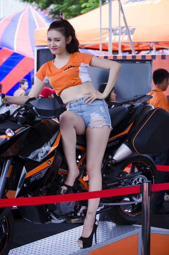 女友小柔被黑人伦流澡到高潮漫画